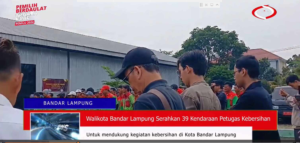 WALIKOTA BANDAR LAMPUNG EVA DWIANA SERAHKAN 39 KENDARAAN PETUGAS KEBERSIHAN