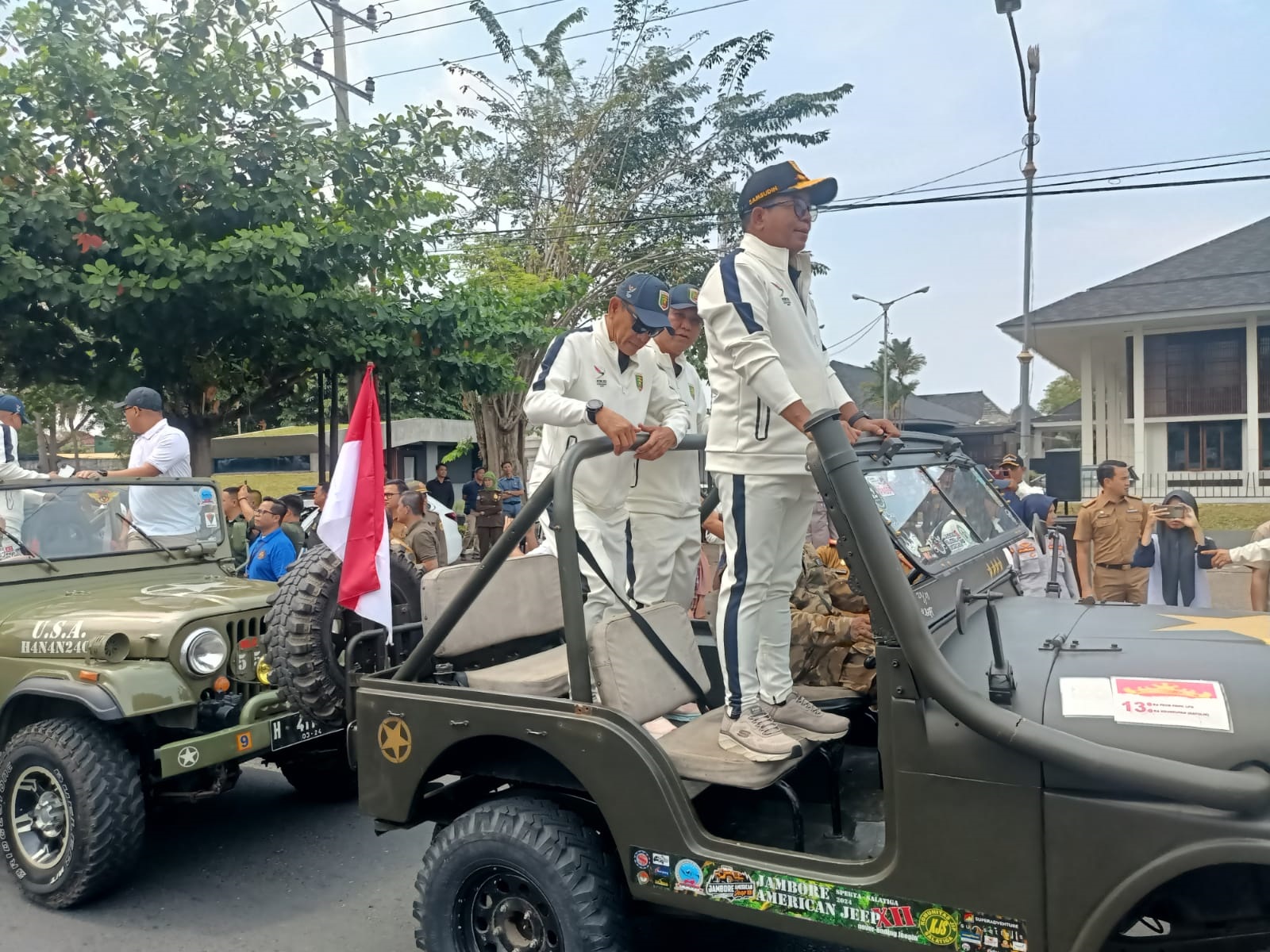 Pj Gubernur: Pawai Ini Saatnya Nguwongke Atlet Lampung PJ Gubernur Lampung, Samsudin bersama Danrem 043 Gatam, dan Wakapolda Lampung Turut dalam Pawai atlet PON Lampung. (foto: Don)